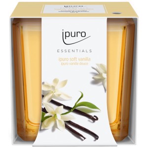 Ipuro Duftkerze Essentials Soft Vanilla im Glas mit Vanilleblüten und -schoten.