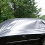 Eufab Halbgarage Gr. M in Silber auf einem Auto, Frostschutz für Kleinwagen, Limousinen und Kombis.