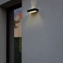Schwarze, eckige Lutec LED Solar Wandleuchte Fadi mit Bewegungsmelder an Hauswand.
