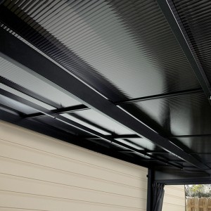 Detailansicht der anthrazitfarbenen Sojag Terrassenüberdachung St. Barth mit Doppelstegplatten.