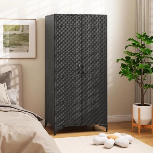 Schwarzer Costway Gartenschrank/Kleiderschrank aus Rattan mit Hängelstange im Schlafzimmer.