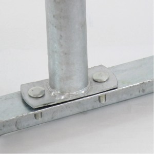 Detailaufnahme: Feuerverzinkter TRUTZHOLM Fahrradanlehnbügel aus Stahl, U-Form, mit Bodenrahmen.