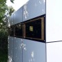 Detailansicht des modernen Bertilo Gartenhauses HPL 2 Italian Walnut mit Fenster.