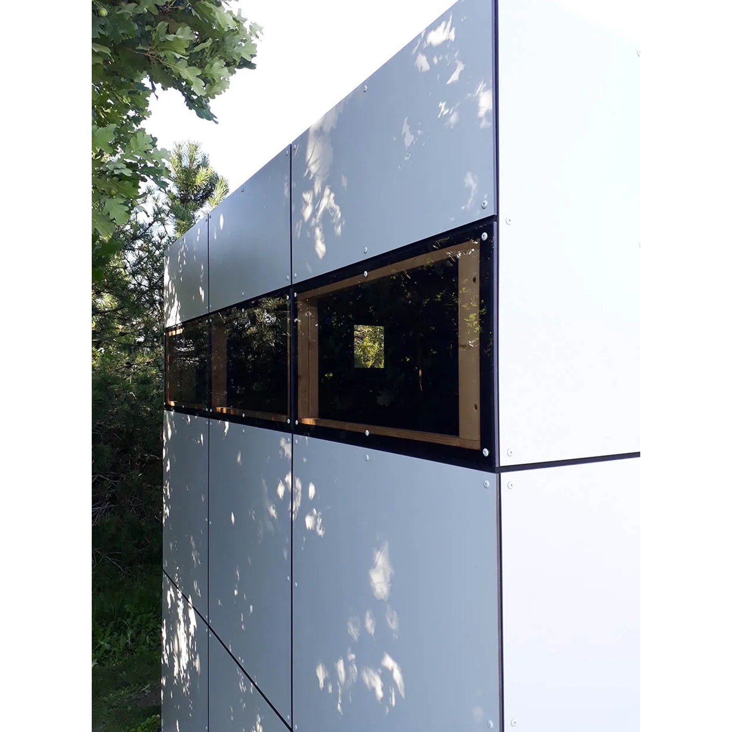 Detailansicht des modernen Bertilo Gartenhauses HPL 2 Italian Walnut mit Fenster.