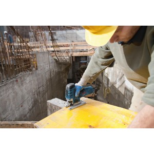 Bosch Professional GST 150 CE Stichsäge im Einsatz auf einer Baustelle.