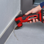 Einhell Multitool im Einsatz zum Entfernen von Silikonresten, 6-teiliges Zubehör-Set.