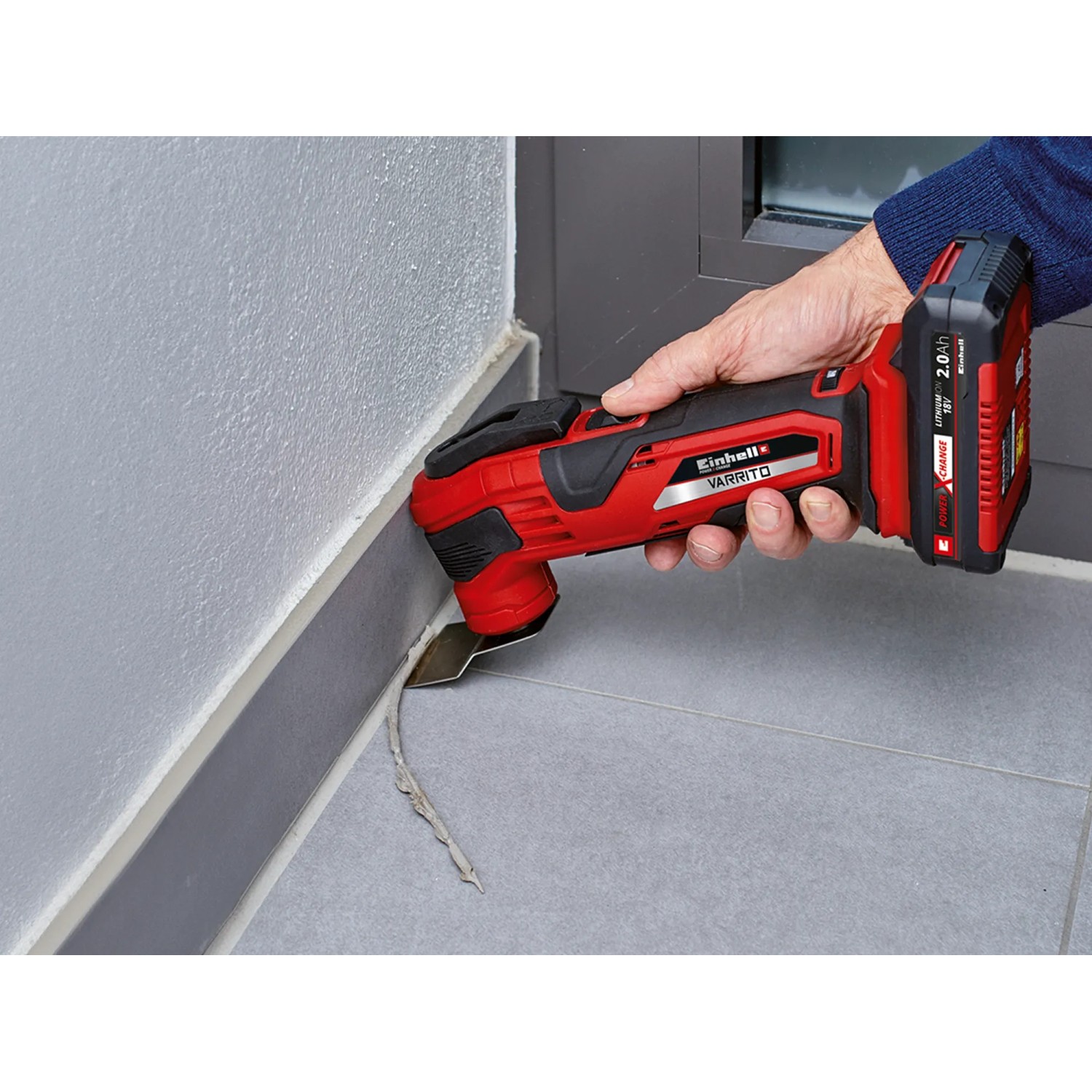 Einhell Multitool im Einsatz zum Entfernen von Silikonresten, 6-teiliges Zubehör-Set.