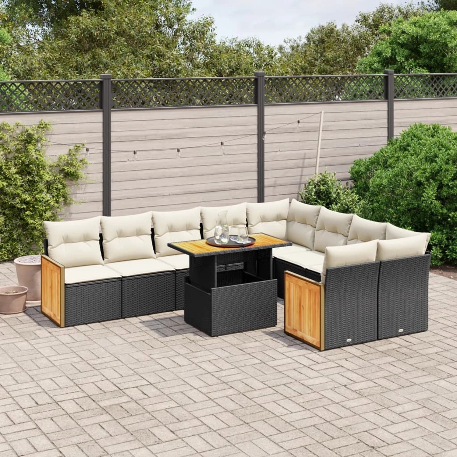 Schwarze 10-tlg. vidaXL Garten-Sofagarnitur aus Poly Rattan mit Tisch und cremeweißen Kissen.