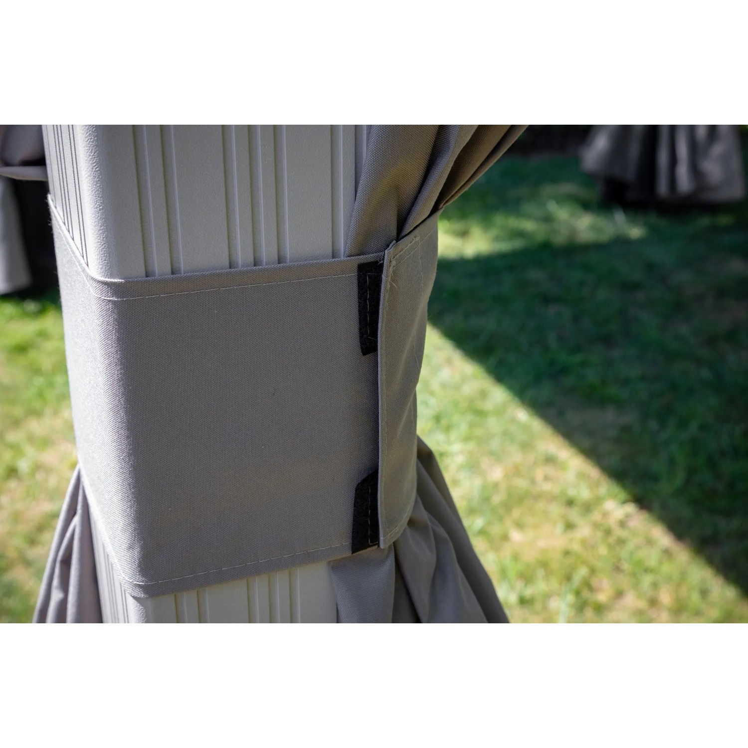 Detailaufnahme: Champagnerfarbener Sojag Pavillon Messina Pfosten mit Vorhangbefestigung.