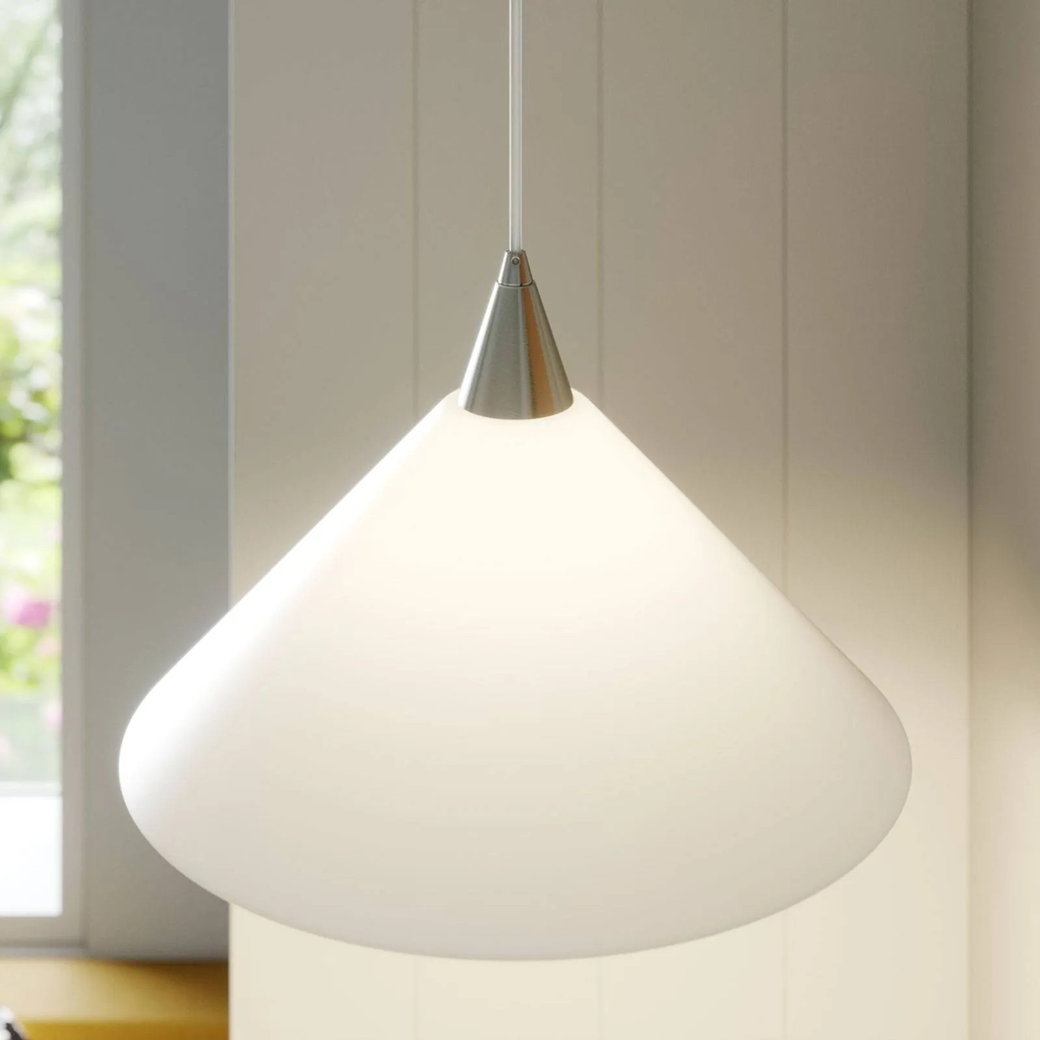 Moderne weiße Glas-Pendelleuchte Petra mit konischem Schirm und silberner Aufhängung für Küche.