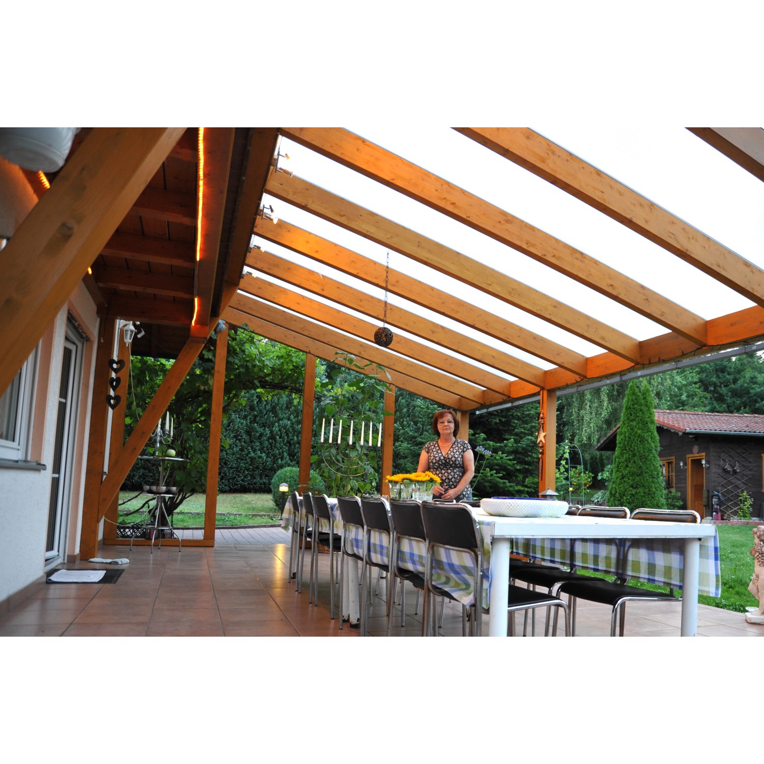 Terrassenüberdachung mit weiß-opalen Hohlkammerplatten als Kunststoffbedachung.