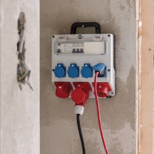 Brennenstuhl Wand-Baustromverteiler mit FI-Schalter, 16A, lichtgrau, für Baustellen.