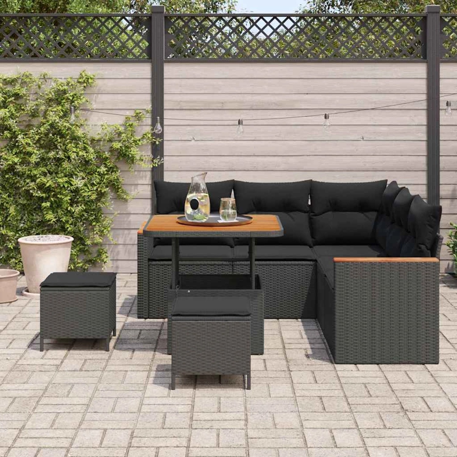 Schwarzes 8-teiliges Garten-Sofa-Set aus Rattan und Akazie mit Kissen.