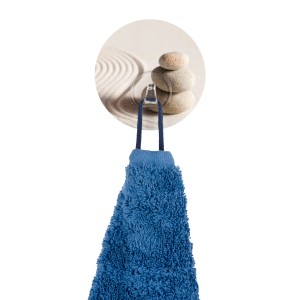 Wenko Static-Loc Wandhaken Uno Sand and Stone mit blauem Handtuch.