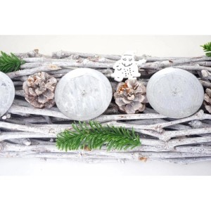 Länglicher Adventskranz aus weißem Holz, dekoriert mit vier weißen Kerzen, Tannenzapfen und Tannengrün. Weihnachtsdeko.
