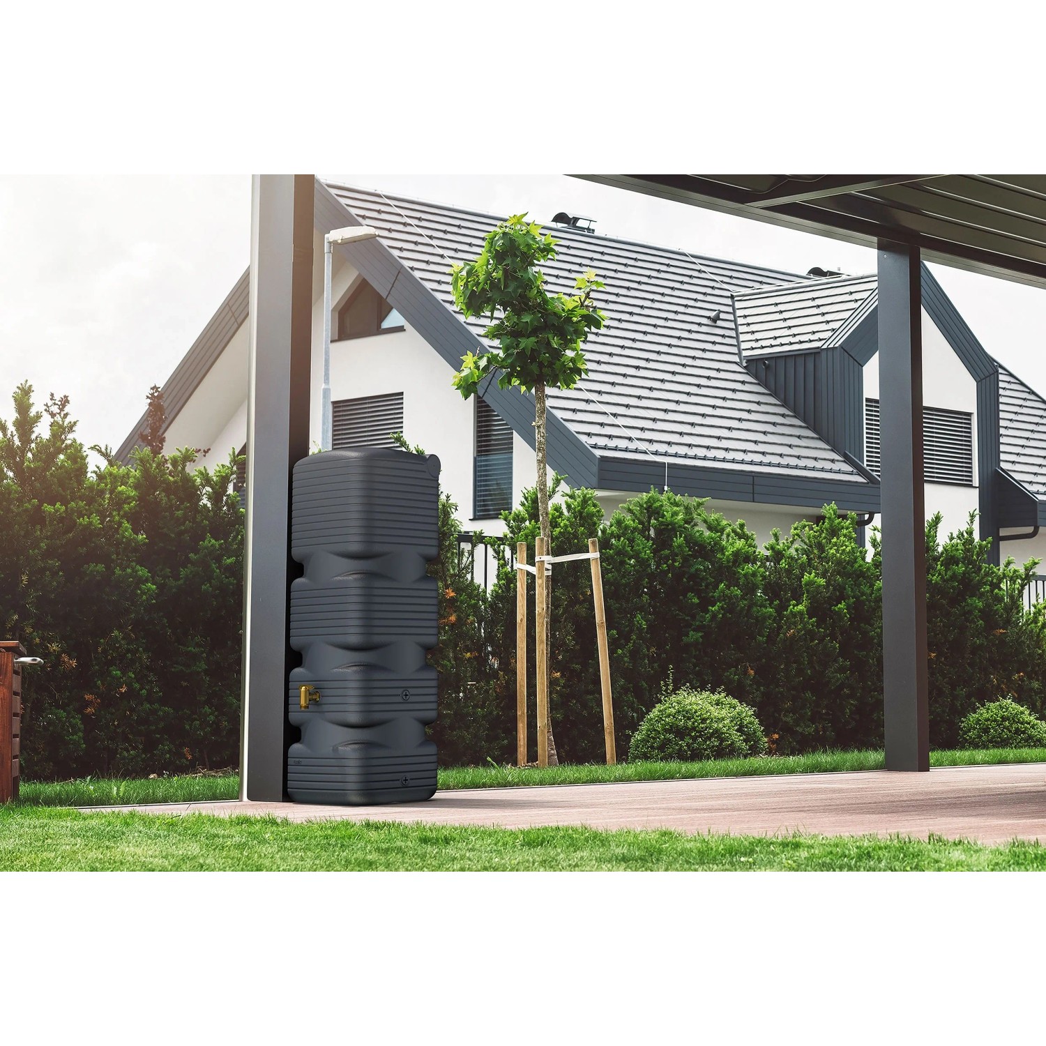 Graphitgraue 4rain Regentonne Quadro 170 l mit Deckel und Auslaufhahn im Garten.