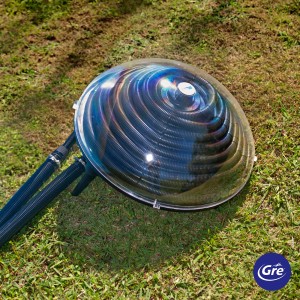 Gre Solarheizung mit sphärischer Form auf Rasen. Pool-Heizung zur Erwärmung des Poolwassers.