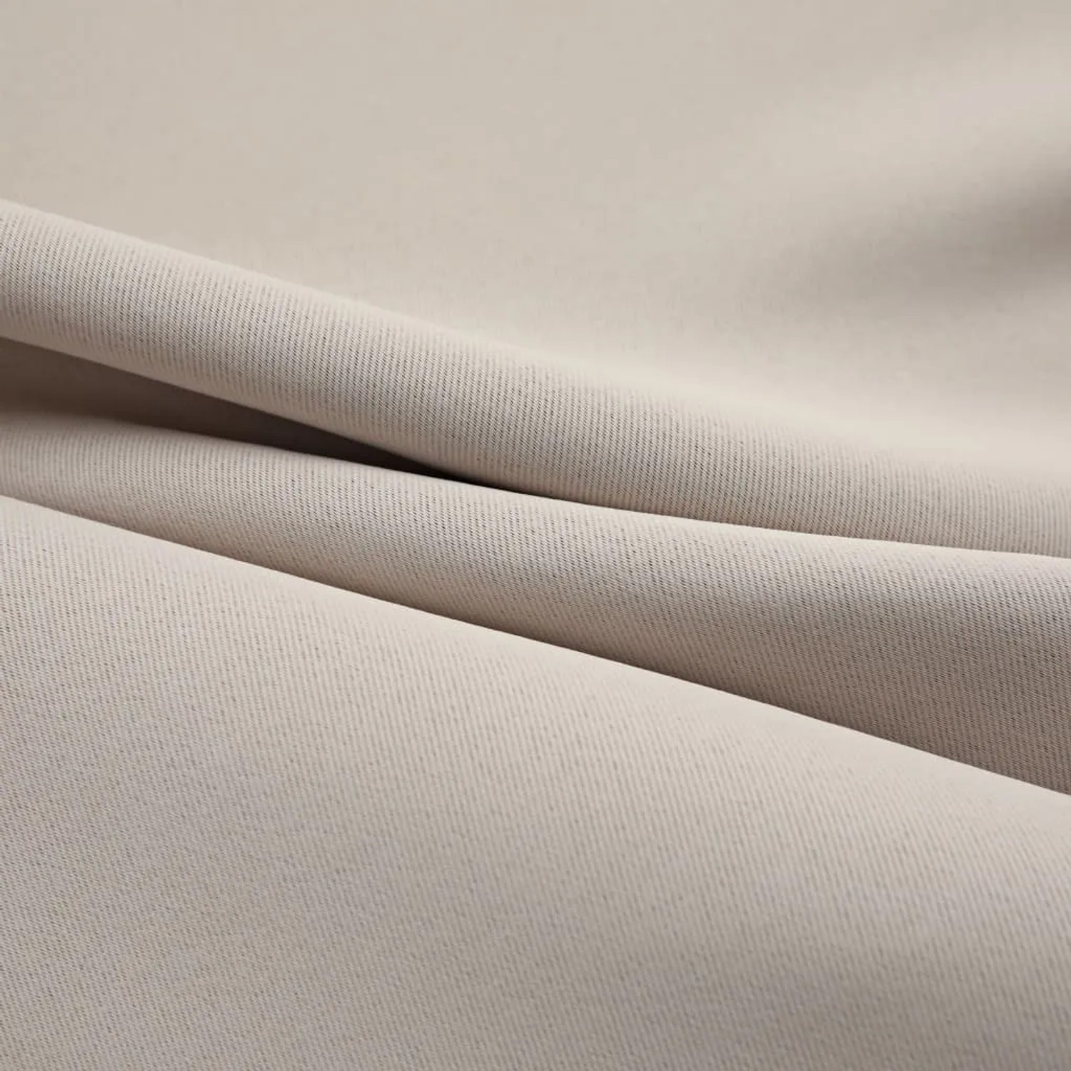 Beige Verdunkelungsvorhänge (2 Stk.) mit Ösen, Stoffdetail.