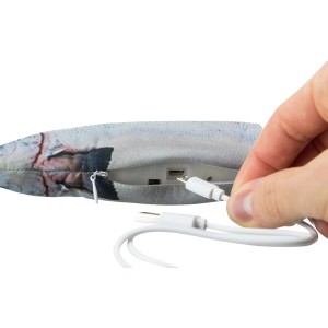 Trixie Zappelfisch: Aufladen des interaktiven Katzenspielzeugs mit USB-Kabel.