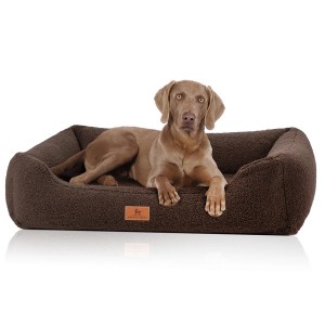 Braunes Knuffelwuff Hundebett Wollekopp XL mit Hund im Körbchen.