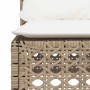 Detailaufnahme: Beige Garten-Sofagarnitur aus Rattan mit cremeweißen Kissen.