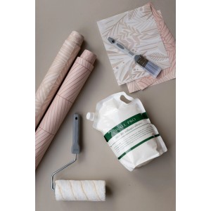 Wallpro Tapetenkleister mit Tapezierwerkzeug (Rolle, Bürste) und Tapetenrollen.