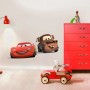Deco-Sticker Cars Friends, Wandtattoos mit Lightning McQueen und Hook auf einer Wand.