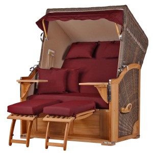 Komplettset: Grauer Strandkorb Schaalsee aus Teakholz mit roten Polstern und Fußstützen.