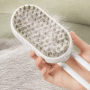 Weiße PETSATION 3-in-1 Dampfbürste mit gesammelten Tierhaaren für effektive Hundefellpflege.