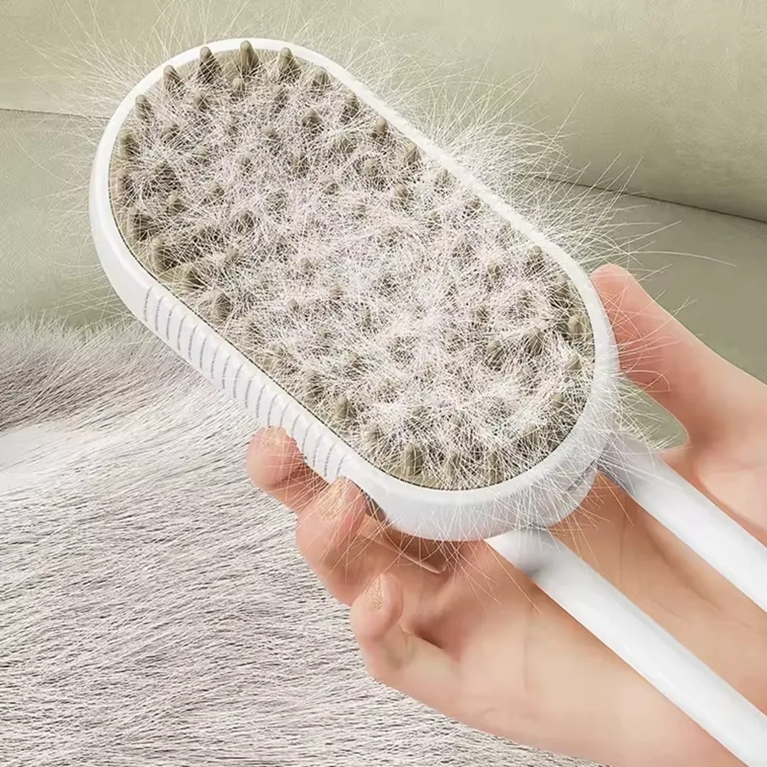 Weiße PETSATION 3-in-1 Dampfbürste mit gesammelten Tierhaaren für effektive Hundefellpflege.