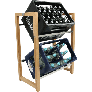 Holzfarbenes Getränkekistenregal mit zwei Kisten (schwarz und blau) und Edelstahlablage.