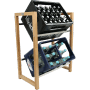 Holzfarbenes Getränkekistenregal mit zwei Kisten (schwarz und blau) und Edelstahlablage.