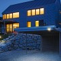 Anthrazitfarbene Steinel LED Solar-Wandleuchte mit Bewegungsmelder am Haus.