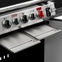 Detailaufnahme: Enders Gasgrill Uniq 3 IK Cruster mit Bedienelementen und Ablageflächen.