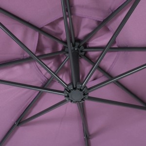 Detailaufnahme des lavendel-roten MCW Ampelschirm Terni (Ø 3m) von unten, zeigt Stahlstreben und Bezug.