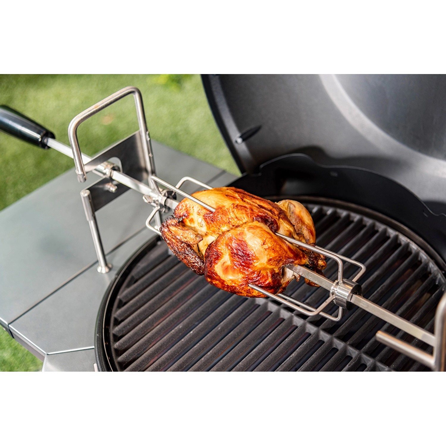 Char-Broil All-Star Grillspieß mit Brathähnchen auf dem Grill.