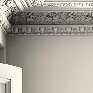 Wand mit Laura Ashley Wandfarbe Ivory Beige und Stuckdecke.