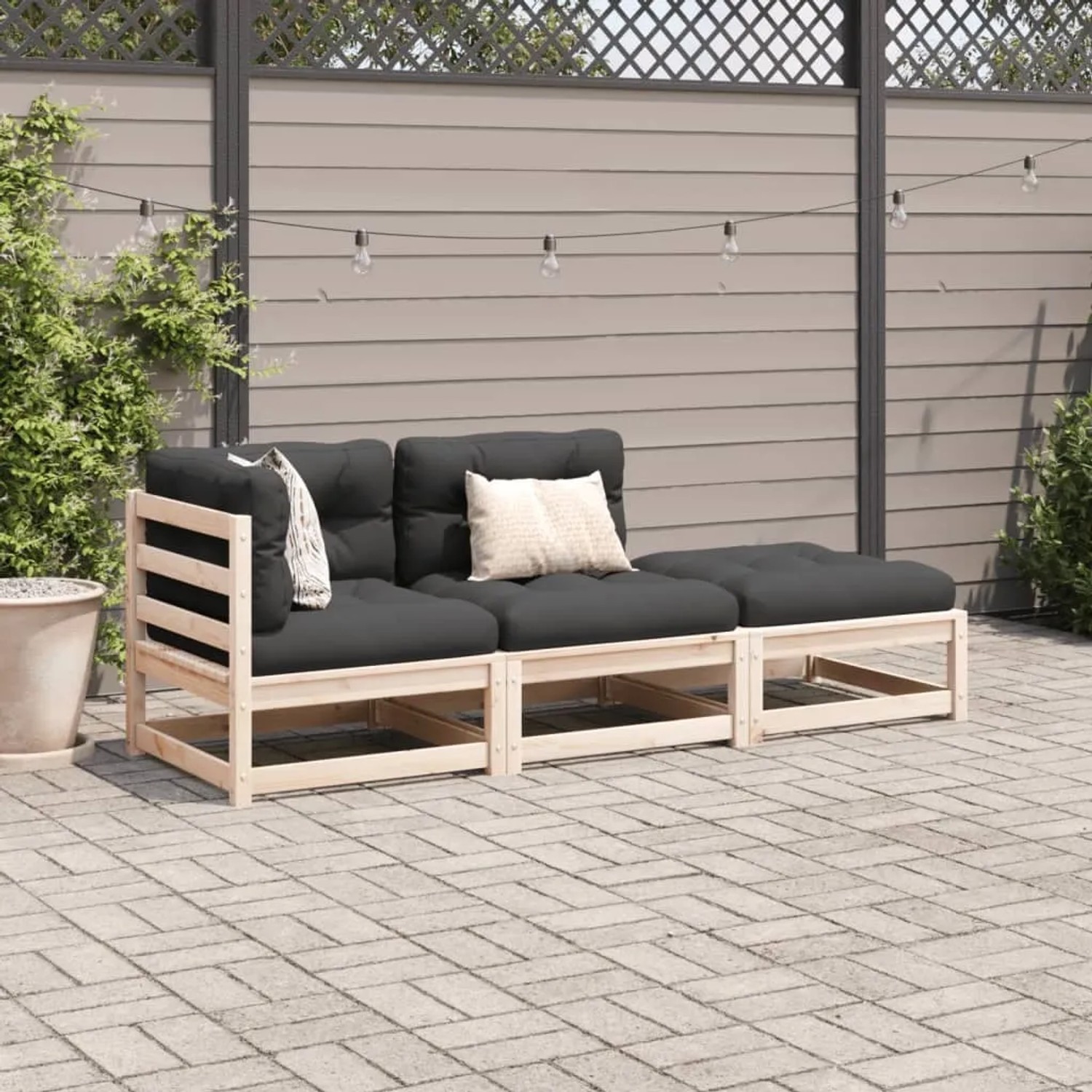 vidaXL 3-tlg. Garten-Sofagarnitur aus Kiefernholz mit anthrazitfarbenen Kissen.