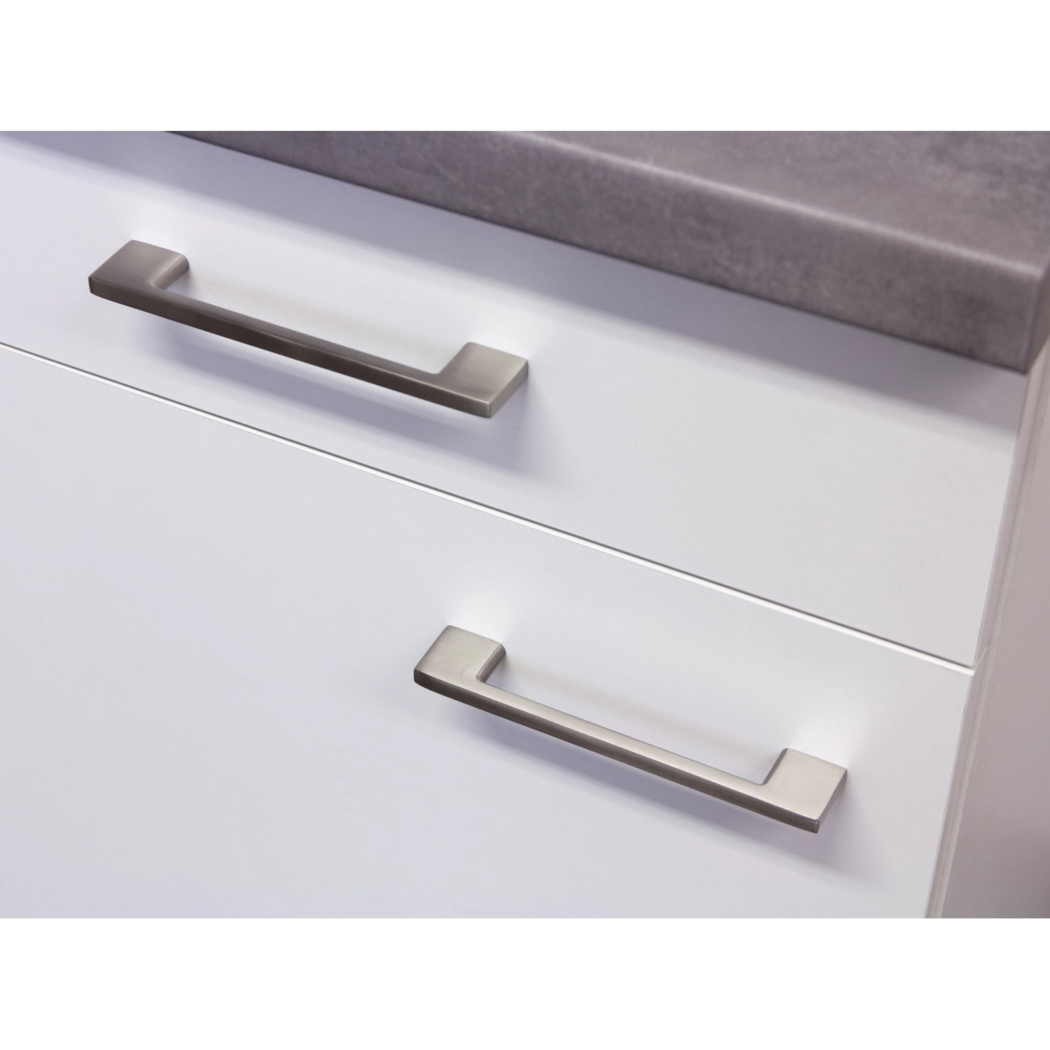 Detailansicht: Weißer Flex-Well Unterschrank Joelina (50 cm) mit Schublade und Edelstahlgriffen.