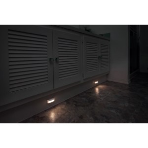 Mr.Beams Batterieleuchten MB500 2er-Pack als Nachtlichter unter einem Schrank.