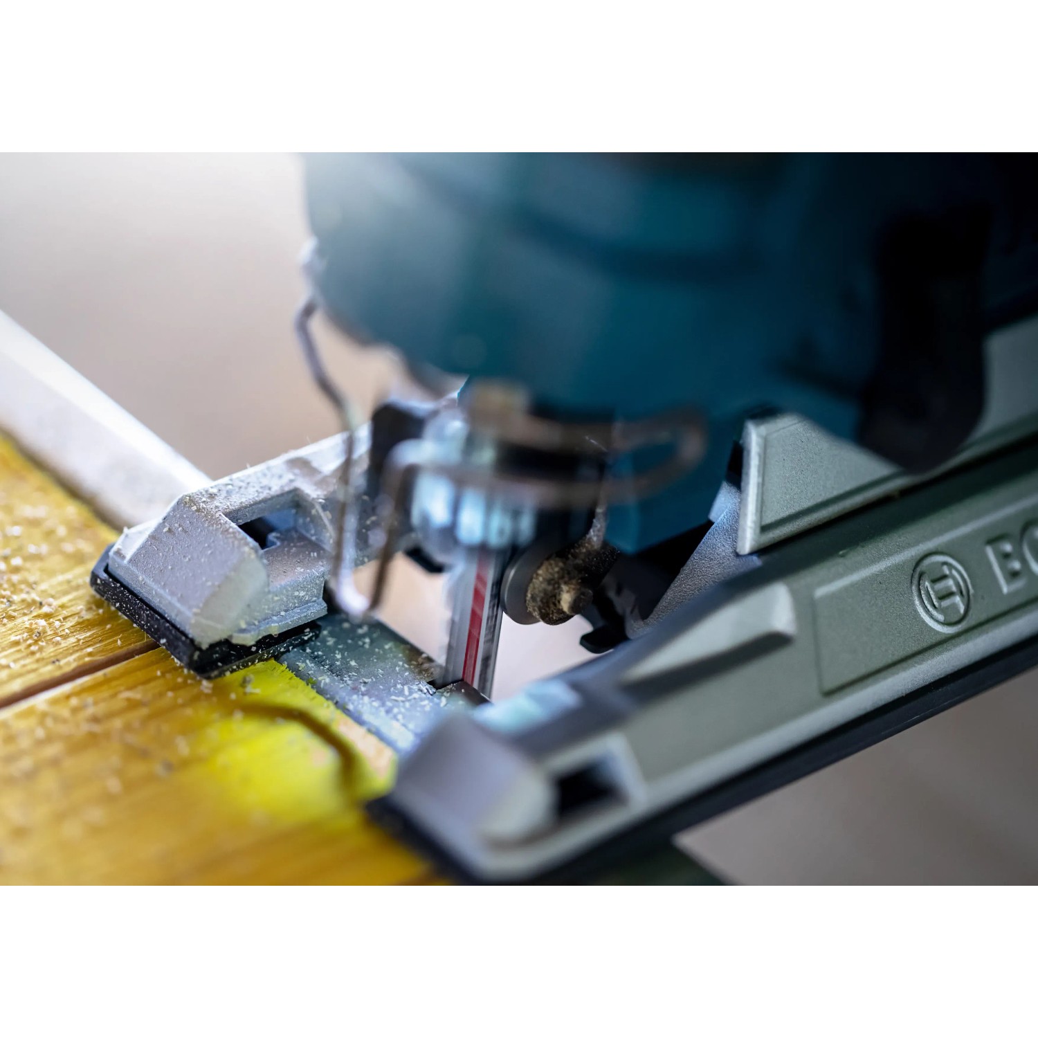 Bosch Expert T367 XHM Stichsägeblatt im Einsatz beim Sägen von Holz.