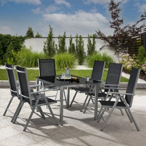 Silbergraue Juskys Gartengarnitur Milano, 7-teilig mit Tisch und 6 Stühlen im Garten.