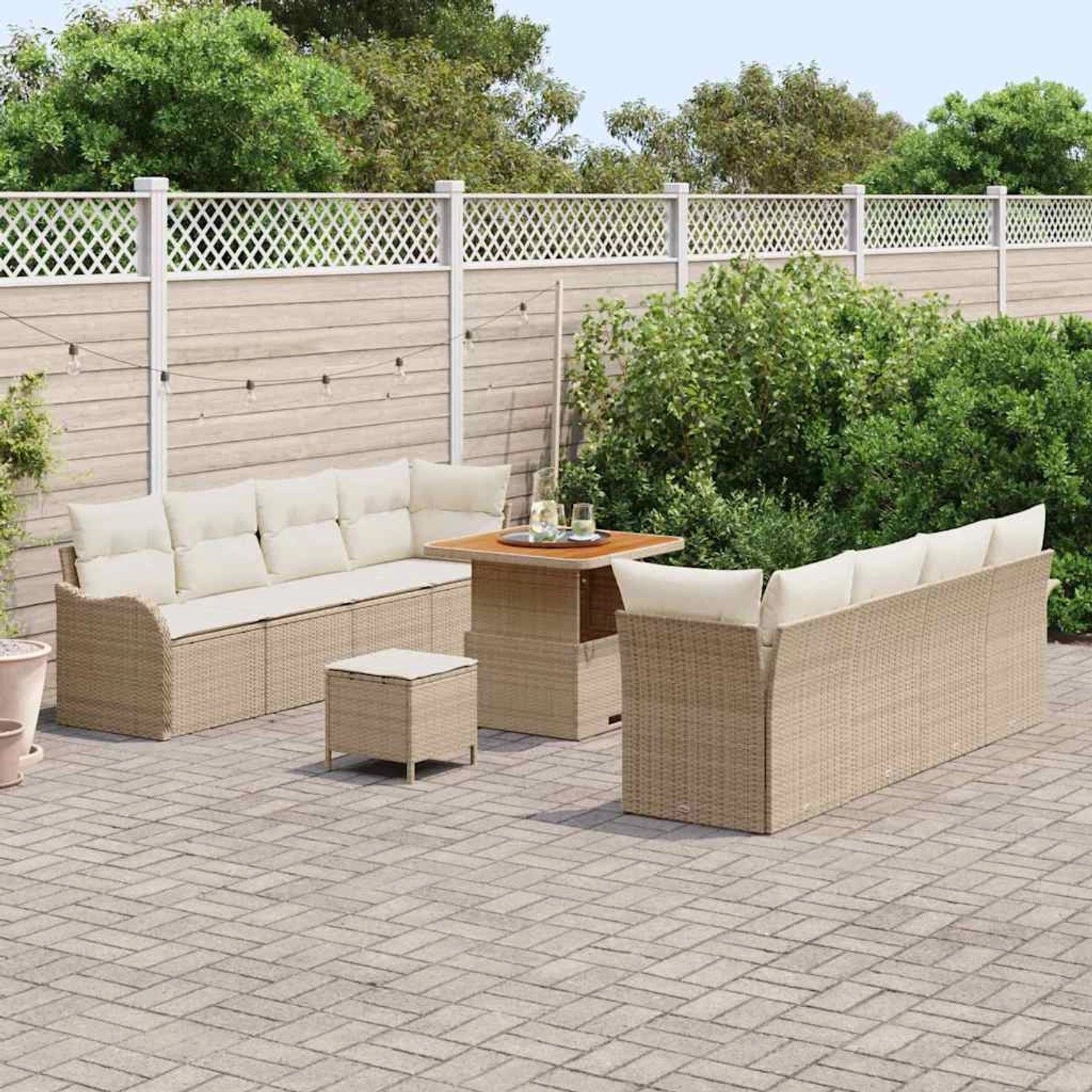 11-teiliges Garten-Sofa-Set aus Rattan und Akazie mit Tisch und Kissen in Beige.