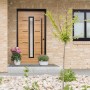 Splendoor Haustür ThermoSpace Milano Prime mit Holzdekor Eiche natur und schwarzem Rahmen.