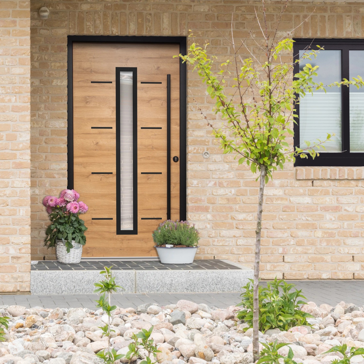 Splendoor Haustür ThermoSpace Milano Prime mit Holzdekor Eiche natur und schwarzem Rahmen.
