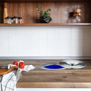 Blauer Relaxdays Einbaumülleimer mit Edelstahldeckel in Arbeitsplatte integriert.