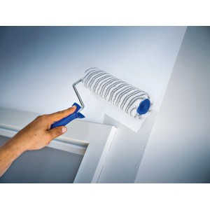 LUX Dispersionswalze 25cm in Aktion: Grau-gestreifte Farbwalze mit Kurzflor beim Streichen einer Wand.