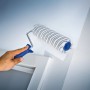 LUX Dispersionswalze 25cm in Aktion: Grau-gestreifte Farbwalze mit Kurzflor beim Streichen einer Wand.