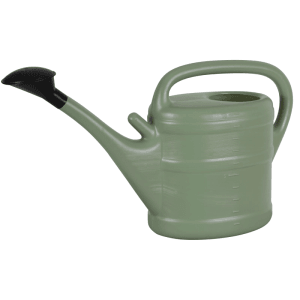 Pistazienfarbene Gießkanne (ca. 10 l) aus robustem Kunststoff mit abnehmbarer Brause.