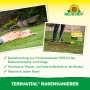 Neudorff TerraVital RasenSanierer 4,5 kg: Kind liegt im Rasen, Person harkt Rasen, Packung Rasensamen.